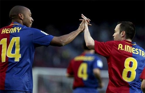 
Trước khi Messi xuất hiện và làm khuynh đảo thế giới, Henry từng là đối tác ăn ý nhất trên hàng công của Andres Iniesta. Với khả năng chạy chỗ thông minh cùng kĩ thuật dứt điểm đa dạng, Henry chính là tiền đạo "hợp cạ" nhất của Iniesta trong suốt những năm tháng chơi bóng đỉnh cao.