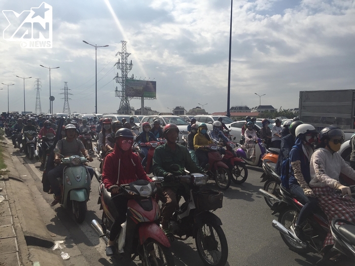 Hàng trăm người dân đứng xem vớt xác khiến giao thông trên cầu Sài Gòn ùn tắc nghiêm trọng