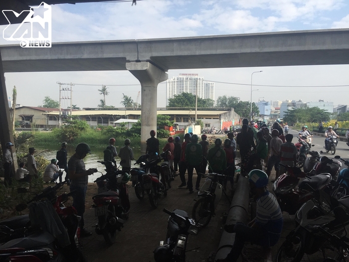 Hàng trăm người dân đứng xem vớt xác khiến giao thông trên cầu Sài Gòn ùn tắc nghiêm trọng