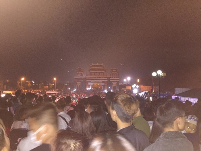 
Hàng nghìn người trước cổng Tây Thiên (Ảnh: Xoăn Tuấn)