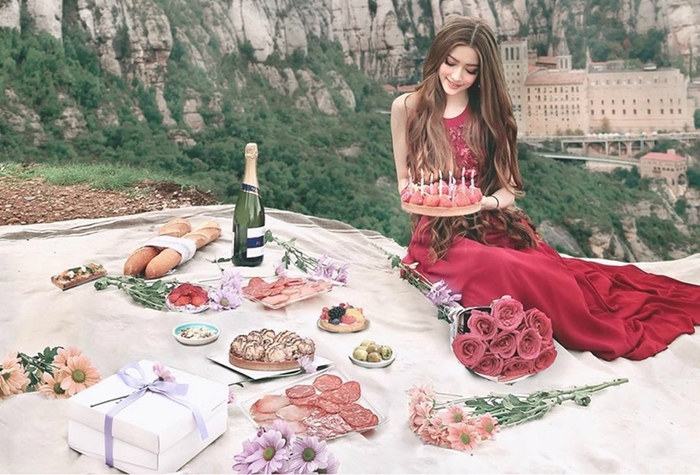 
Mới đây, 9X đã đón sinh nhật tuổi 24 đầy ngọt ngào bên bạn trai tại một ngọn núi ở thành phố Barcelona, Tây Ban Nha. Hình ảnh được ghi lại và đăng tải một lần nữa khiến dân mạng dậy sóng. - Ảnh: Instagram Sarahannabella