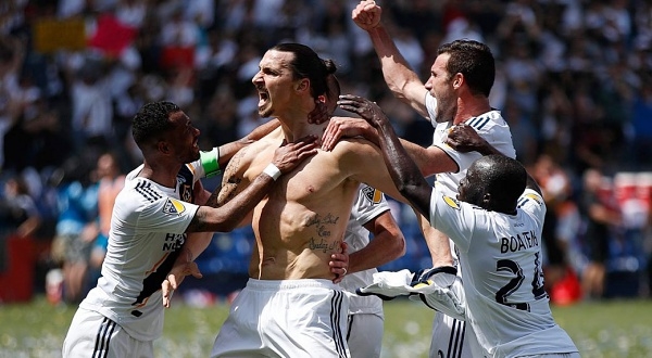 Đồng đội chia vui cùng "cực phẩm" của Zlatan Ibrahimovic.