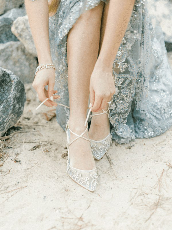 
Giày ren màu trắng là lựa chọn hoàn hảo, khéo léo cho cô dâu