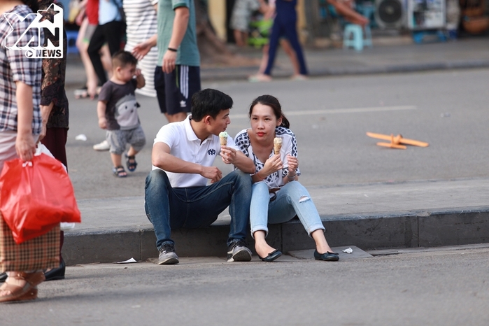 
Một cặp đôi dừng chân tại phố đi bộ Hoàn Kiếm
