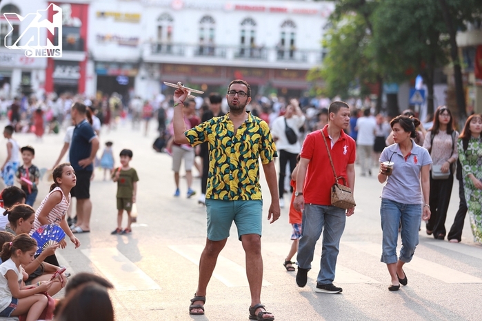 
Việc phố đi bộ Hoàn Kiếm kéo dài thời gian hoạt động trong ngày 30/4 và 1/5 đã mang đến một không gian vui chơi cho người dân Thủ đô