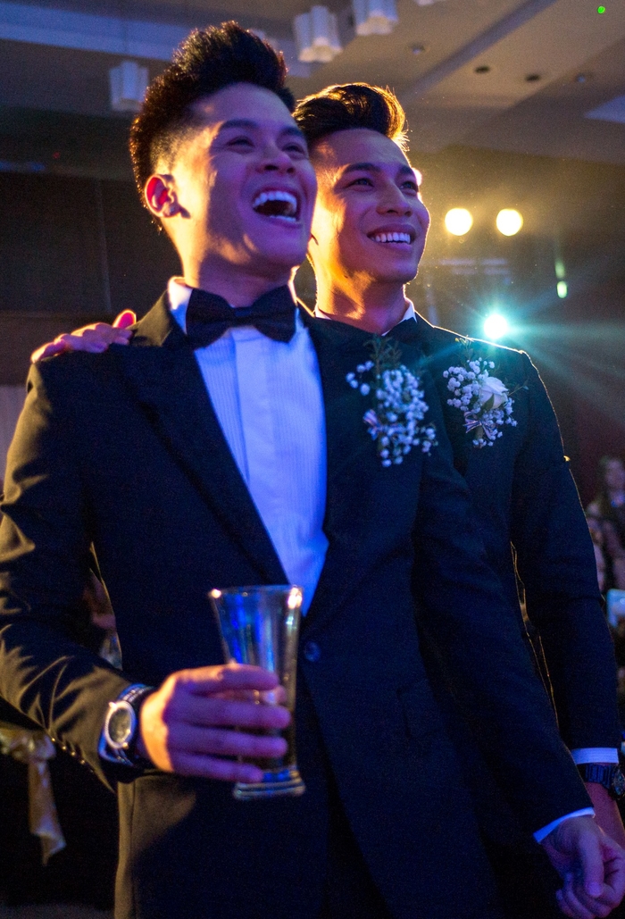 John Huy Trần và bạn trai 