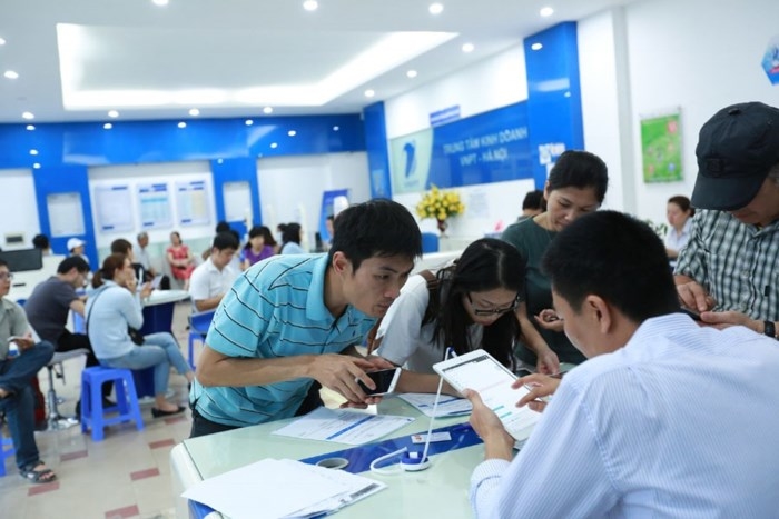 
Khách hàng đến trung tâm Vinaphone trên đường Trần Duy Hưng (Hà Nội) để hoàn thiện thông tin thuê bao. Ảnh: HẢI NGUYỄN