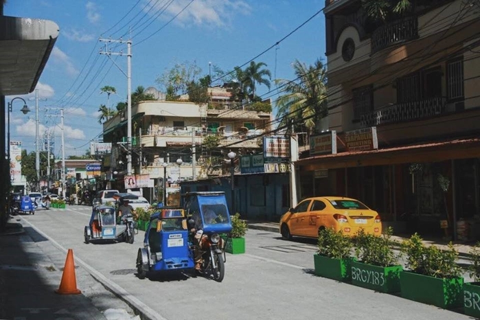 
Tricycle là phương tiện bình dân phổ biến ở Philippines, thường chỉ chở nhiều nhất 3 khách. Bạn nhớ mặc cả còn khoảng 2/3 giá họ đưa ra nhé.