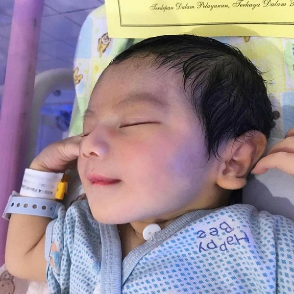 
Em bé sơ sinh Indonexia từng "gây sốt" vì vẻ ngoài hoàn hảo cùng người bố bác sĩ "đẹp như hot boy."​