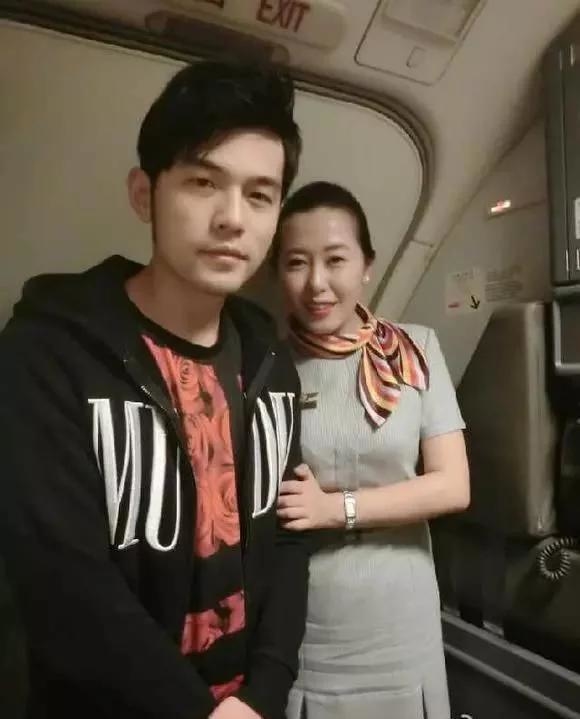 
Châu Kiệt Luân vẫn giữ được nét điển trai của mình trong bức ảnh mờ căm khi chụp cùng cô tiếp viên trên một chuyến bay.