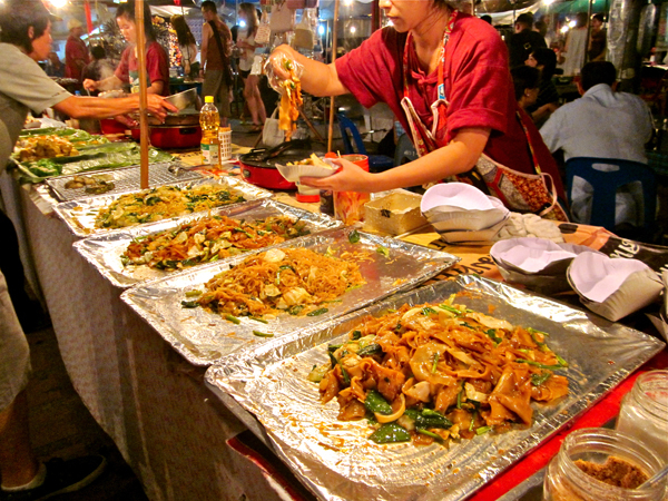 
Không chỉ hấp dẫn, thu hút bởi ánh đèn lồng, những lễ hội đều có bán các món truyền thống Thái Lan vô cùng ngon miệng.