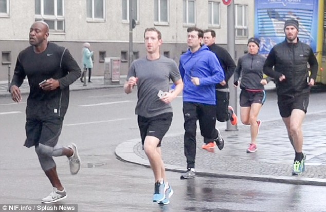 
Hình ảnh Mark Zuckerberg chạy bộ tại Berlin cách đây 2 năm. Xung quanh anh là 16 vệ sĩ thay nhau bảo vệ.