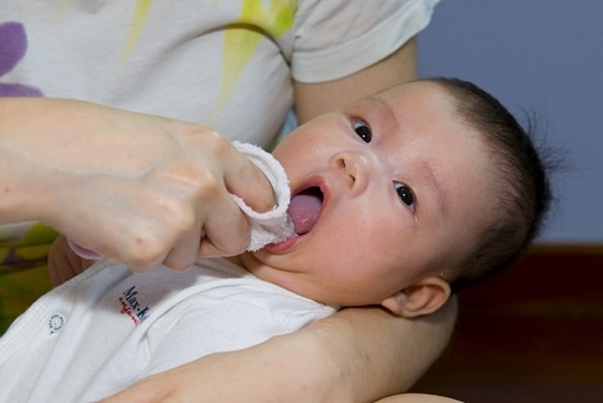 
Làm sạch lưỡi cho bé để tránh tình trạng bệnh tật, biếng ăn sau này.