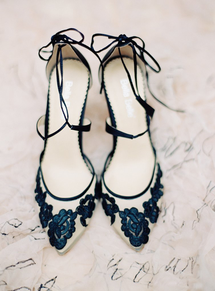 
Hãy khéo léo khoe đôi giày cưới tinh khôi của bạn trong những điệu nhảy.