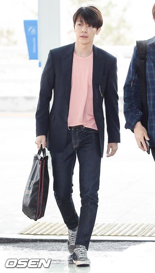 
Super Junior rạng rỡ tại sân bay.