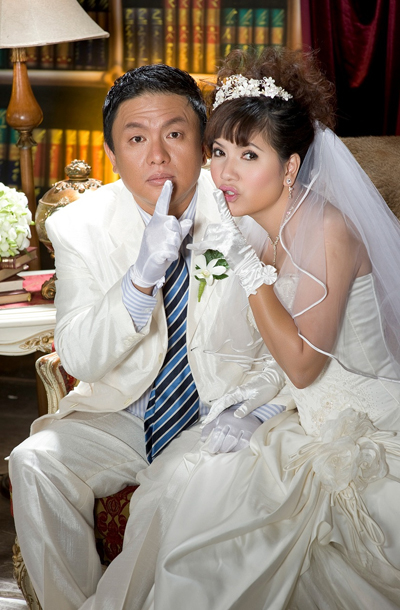 
Cuối tháng 12/2009, diễn viên Ngọc Trinh làm đám cưới với chú rể người Hàn Quốc. Hôn lễ được tổ chức trang trọng theo nghi thức Hàn - Việt và diễn ra ở cả hai nước. Người chồng Hàn Quốc của cô cũng chính là nhà sản xuất của Mùi ngò gai. - Tin sao Viet - Tin tuc sao Viet - Scandal sao Viet - Tin tuc cua Sao - Tin cua Sao