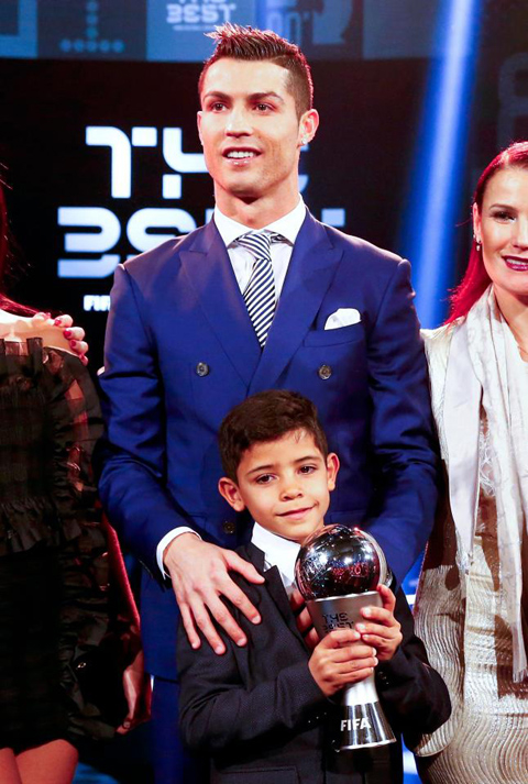 
Ronaldo bên con trai.