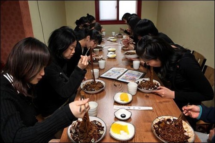  
Mặc đồ đen và ăn mì tương đen trở thành đặc trưng của ngày này tại Hàn Quốc.