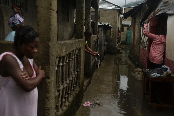 
Các khu ổ chuột ở phía bắc Haiti bị bệnh tả sau trận bão Matthew và tình trạng trở nên tệ hơn do thiếu nhà vệ sinh. Ở khu dân cư này, mọi người thường đi vệ sinh ngay tại lối đi giữa hai dãy nhà. (Ảnh: Andrea Bruce)