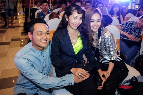 Những giọng ca giàu sang “cả họ được nhờ” của showbiz Việt