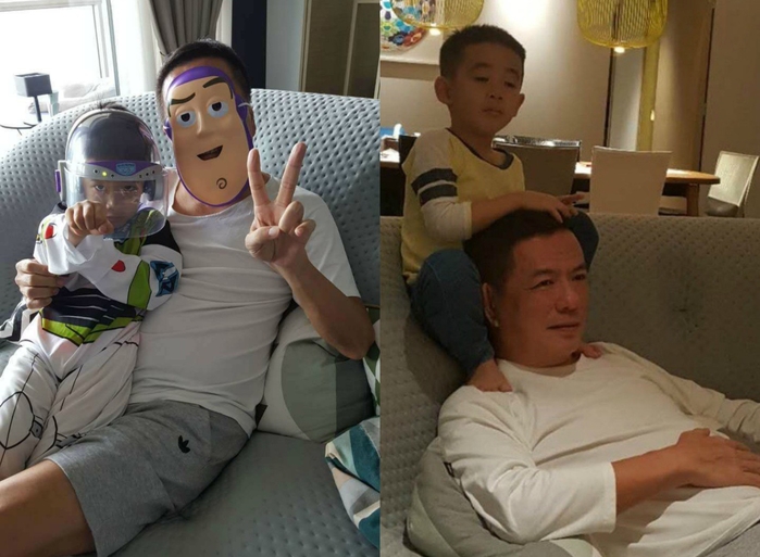 
Trên Weibo của ông tràn ngập hình ảnh của cháu trai. Ông không những chăm sóc cho Jasper mà còn cùng bé chơi điện tử, cõng cháu trai lên cổ xem ti vi và đeo mặt nạ chơi cùng Jasper nữa.