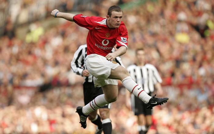 
Wayne Rooney với phong cách "săn bàn" đa dạng của mình đã không khó khăn gì để có được gần 20 pha lập công ngay mùa đầu tiên khoác áo Man United.
