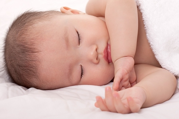
Cho con ngủ đúng cách sẽ giúp con phân biệt được ngày đêm từ khi còn bé