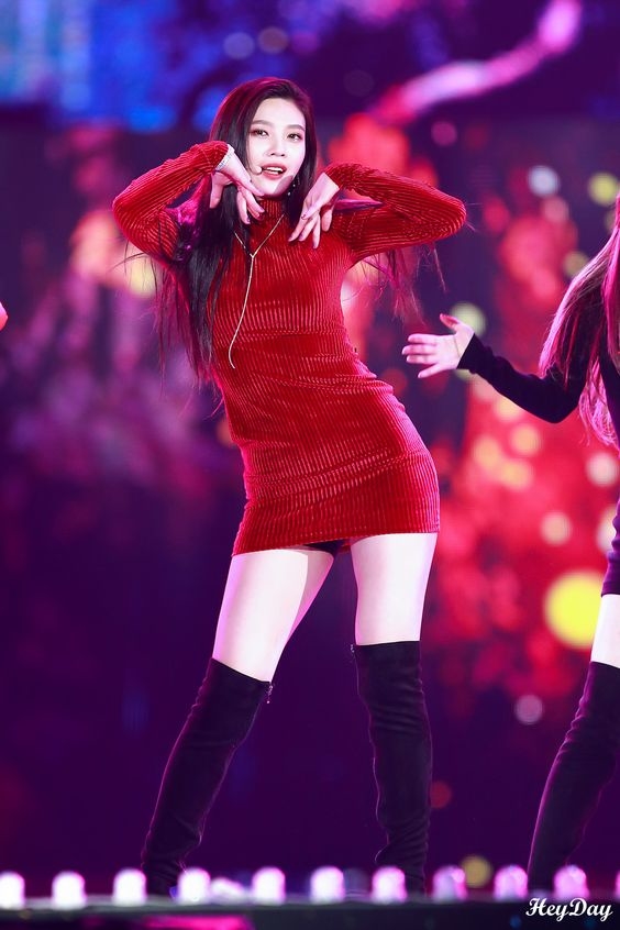 
Sự trong sáng xen lẫn nét quyến rũ của Joy khiến cô nàng đang ngày càng là nhân tố nổi bật trong Red Velvet bên cạnh mỹ nhân Irene.