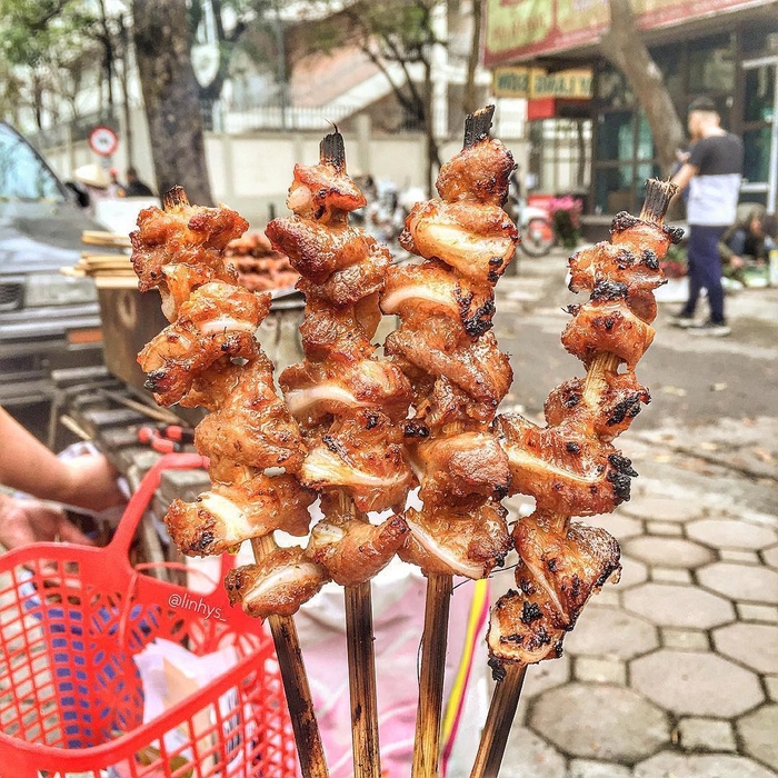 
Chiều nào tan học tan làm mà không ăn mấy xiên thì cứ thấy nhớ nhớ. @streetfood_vietnam