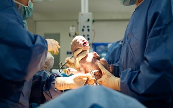 
Nhiều bà mẹ sai lần chọn sinh mổ vì thấy quá trình sinh nở diễn ra chậm.