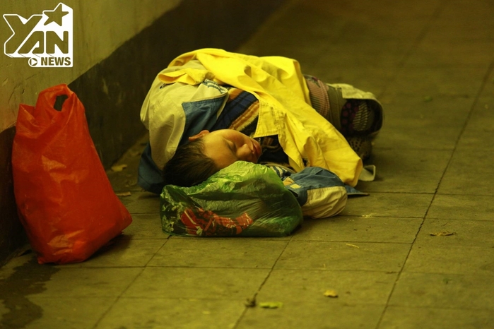 
Giữa đêm Hà Nội, người phụ nữ vô gia cư chẳng tìm nổi một nơi để trú mình. Chị đành phải lấy nền đất làm chiếu, lấy tấm áo mỏng làm chăn và một túi đồ cá nhân để làm gối đầu.
