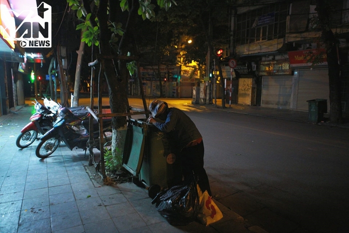 
Một bà cụ sinh năm 1955, quê ở Quốc Oai, Thạch Thất, Hà Nội vẫn hàng ngày miệt mài thu gom túi nilon, vỏ chai, bìa cát tông ở bến xe bus Kim Mã để bán lấy chút tiền mưu sinh.