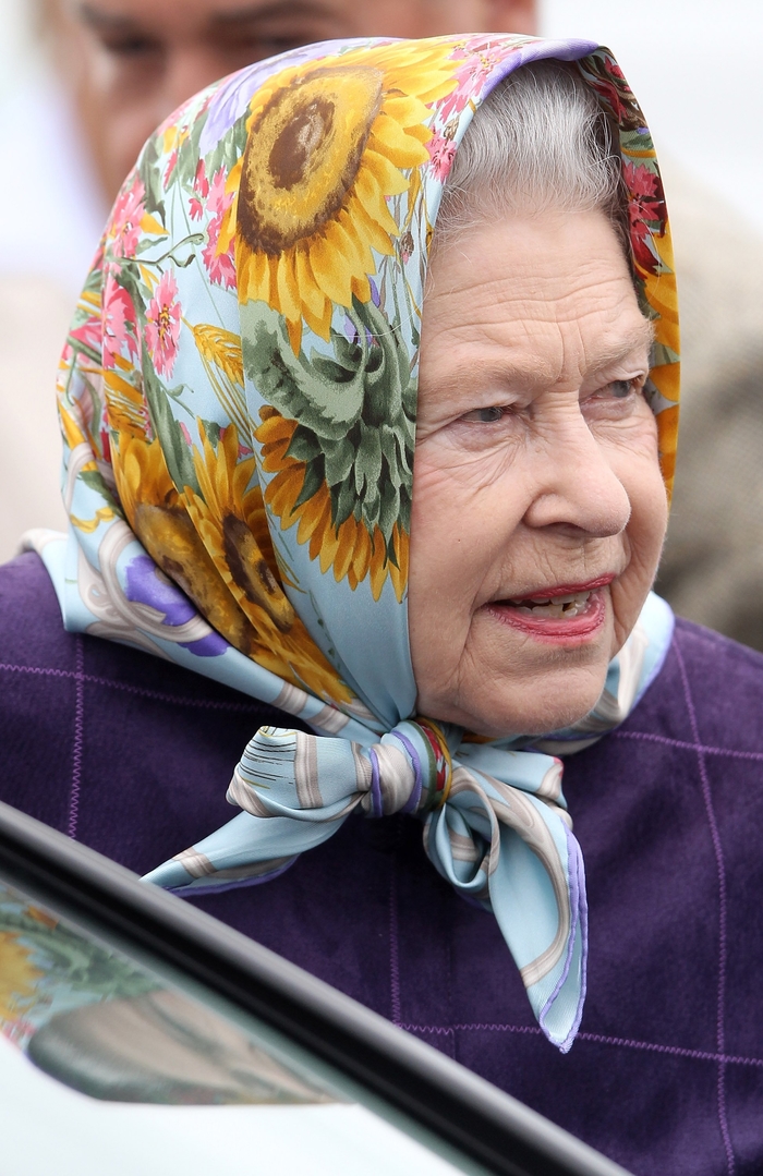 
Nữ hoàng Anh thay thế chiếc mũ bằng khăn đội đầu hay vương miện
