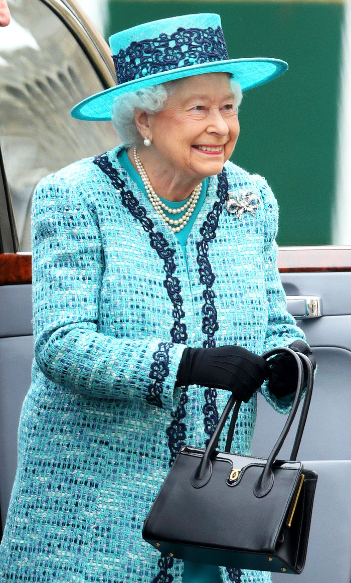 
Nữ hoàng Anh sử dụng túi xách để gởi thông điệp tới trợ lý của mình.