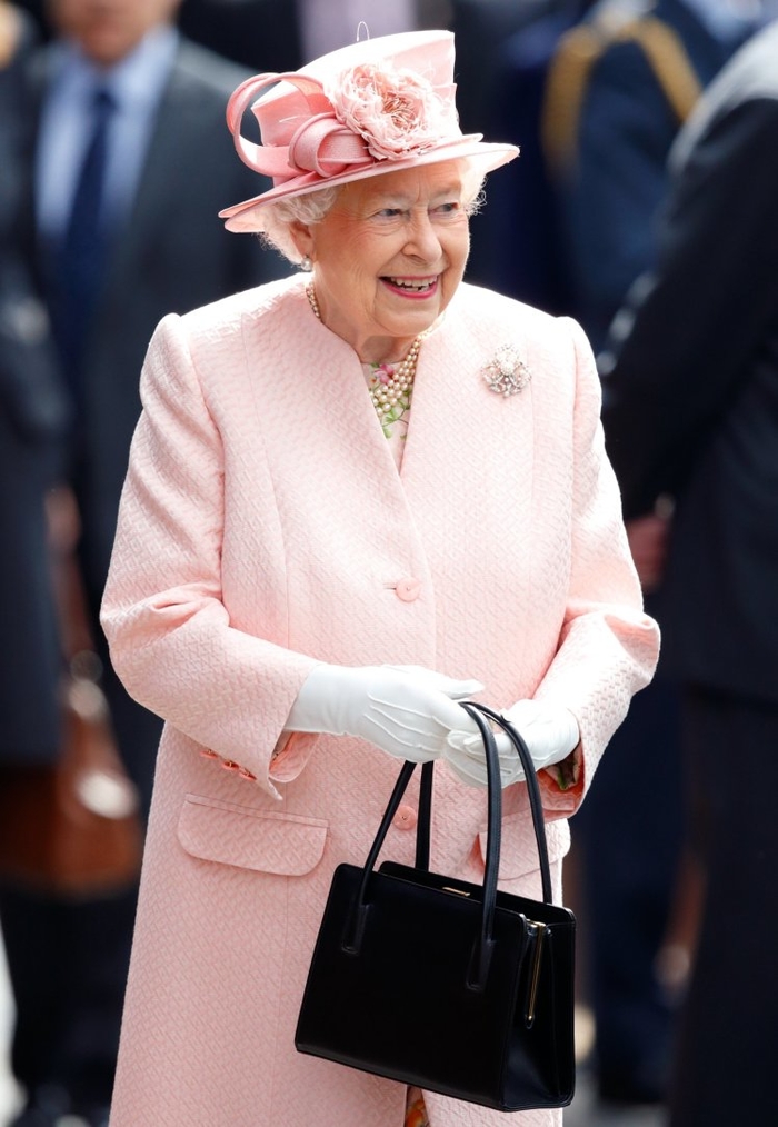 Yan - Nữ hoàng Anh sử dụng túi xách để gởi thông diệp tới trợ lý của mình.