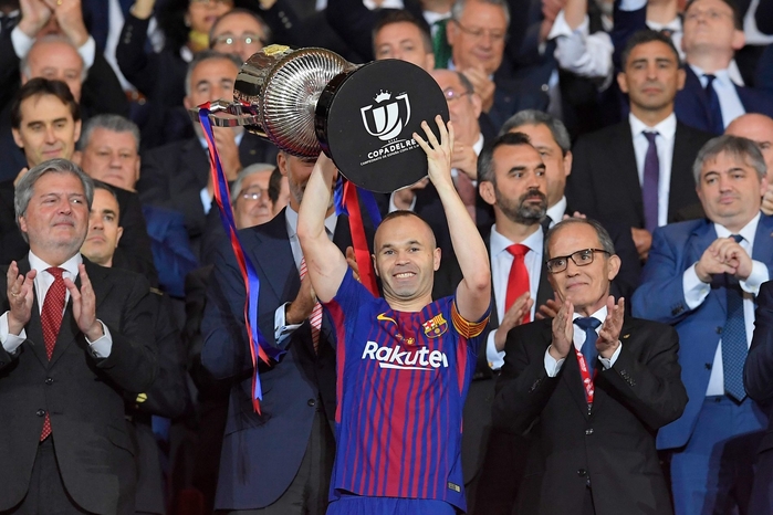 
Danh hiệu gần nhất mà "nhà kiến thiết" Iniesta đạt được là chức vô địch cúp Nhà vua Tây Ban Nha vào đêm qua sau chiến thắng 5-0 của Barcelona trước Sevilla. Tổng cộng, tiền vệ "lão tướng" người Tây Ban Nha đã có 31 danh hiệu khác nhau trong sự nghiệp cấp CLB và anh chỉ cùng Barcelona làm được điều này. Bộ sưu tập danh hiệu của Iniesta nổi trội bởi 4 chiếc cúp C1 Châu Âu, 8 La Liga 3 Fifa Club World Cup và 6 Copa Del Rey.