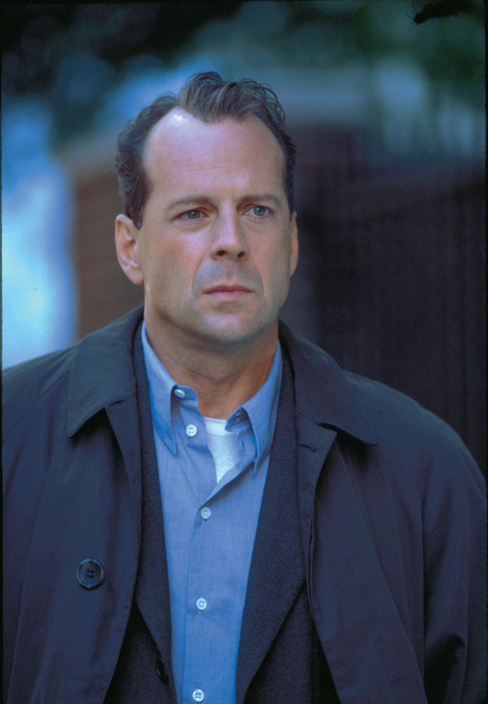 
2. Trong The Sixth Sense (1999), Bruce Willis chỉ là diễn viên phụ và chỉ được trả mức cát-xê 14 triệu đô (hơn 319 tỷ đồng), nhưng cuối cùng ông vẫn nhận được đến 100 triệu đô.