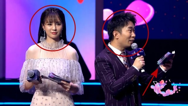 
Hai MC cũng bối rối khi đọc câu hỏi của netizen.