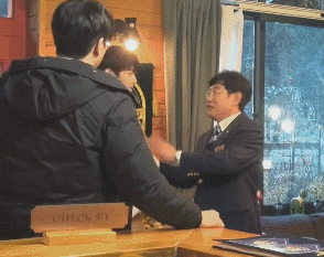  
Diễn viên hài Lee Kyung-kyu cho biết đây là lần đầu tiên chú ấy thấy một chàng trai điển trai thế này!