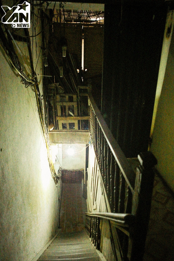 
Hệ thống dây điện chằng chịt, ánh sáng mờ mờ cả đêm lẫn ngày ở những bậc thang cũ
