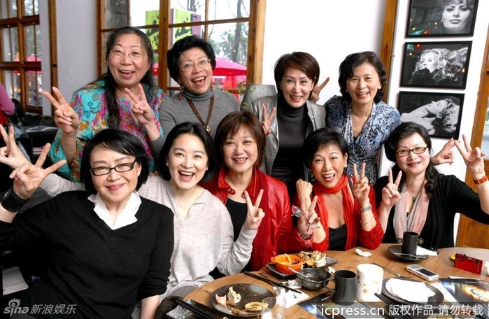 
Nữ diễn viên Lâm Thanh Hà có những khoảnh khắc vô cùng vui vẻ bên những người bạn của mình. Cô vẫn giữ thần thái rạng rỡ, tươi tắn của mình dù giờ đây Lâm Thanh Hà đã ngoài 60.  