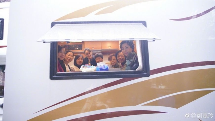 
Một tấm ảnh khác chụp Lưu Gia Linh và những người bạn của cô khi ngồi trên xe.