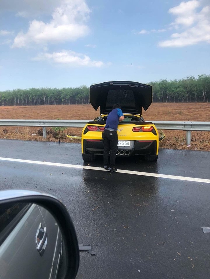 Siêu xe màu vàng gặp nạn trên đường cao tốc
