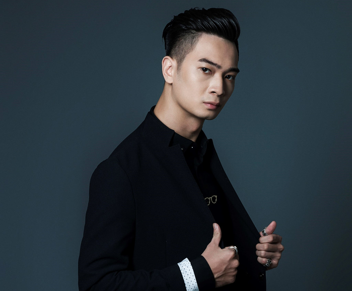
Slim V sinh năm 1988 tên thật là Cao Văn Vịnh. Chàng trai sinh ra và lớn lên tại Hà Nội. Năm 2006 Slim V khởi nghiệp làm DJ và đến 2015 thì tham gia chương trình Hoà âm ánh sáng ở đội Sơn Tùng M-TP với vai trò producer.