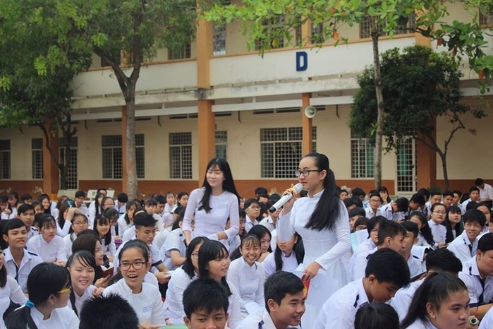 
Phạm Song Toàn (cầm mic) tại hoạt động kỷ niệm ngày 8.3 của nhà trường. Ảnh: FB nhân vật.