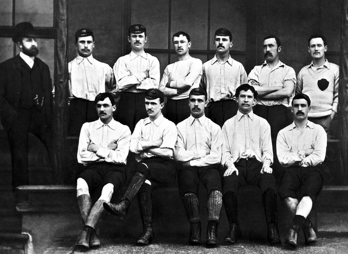 
Giải vô địch quốc gia Anh, tiền thân của Premier League, được thành lập từ năm 1888 và đây chính là giải đấu lâu đời nhất trên thế giới. Trong mùa giải đầu tiên, Preston North End đã vượt qua 11 đội còn lại để lên ngôi vô địch với thành tích bất bại. Cụ thể, họ đã có được 18 trận thắng, 4 trận hòa, ghi được đến 74 bàn và chỉ để thủng lưới 15 bàn. Ngoài ra, họ còn đoạt được cúp FA và lập thêm kỷ lục không để thủng lưới một bàn trong suốt giải đấu. Ở mùa giải kế tiếp, Preston North End tiếp tục thi đấu ấn tượng và bảo vệ thành công chức vô địch nước Anh.