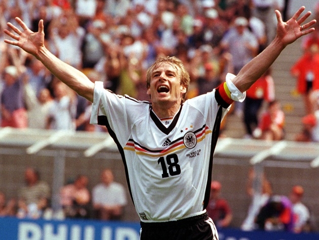 
Có lẽ cái tên Jurgen Klinsmann sẽ không quá xa lạ với NHM làng túc thế giới, đặc biệt là những người yêu quý Cỗ xe tăng Đức. Klinsmann được xem là một trong những huyền thoại vĩ đại khi từng lên ngôi ở World Cup 1990 và Euro 1996. Mặc dù vậy, ông vẫn chỉ về nhì trong cuộc chạy đua tới danh hiệu Quả bóng vàng năm 1995 khi xếp sau cựu cầu thủ vừa đắc cử Tổng thống Liberia George Weah​.