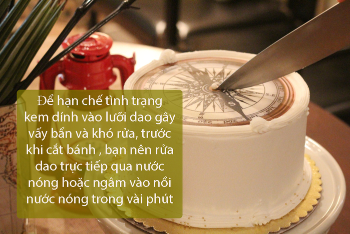
Vết kem dính vào dao sẽ rất khó tẩy rửa và có thể vấy bẩn những đồ vật xung quanh vì thế hãy để dao "tiếp xúc" với nước nóng trước rồi mới tiến hành cắt bánh bạn nhé.