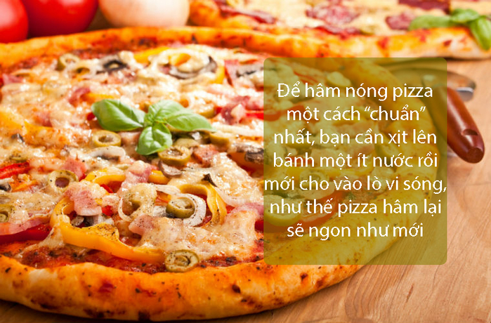 
Pizza khi để nguội và hâm lại sẽ dễ bị khô và kém ngon, vì thế hãy xịt nước vào pizza trước khi hâm để có thể cải thiện tình trạng này.