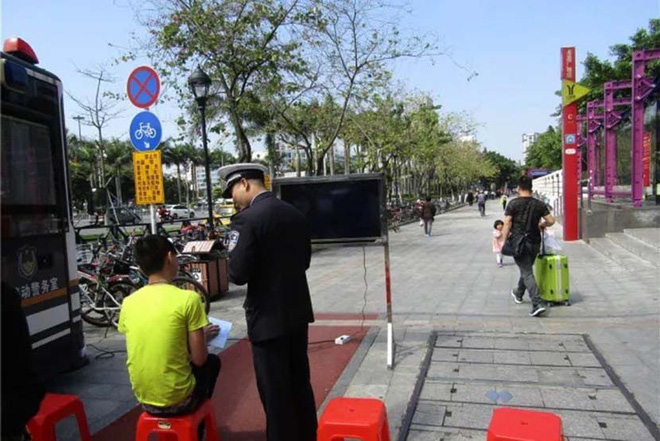 
Quy định mới này được áp dụng riêng cho những người đi bộ vi phạm luật giao thông (Ảnh: Weibo)